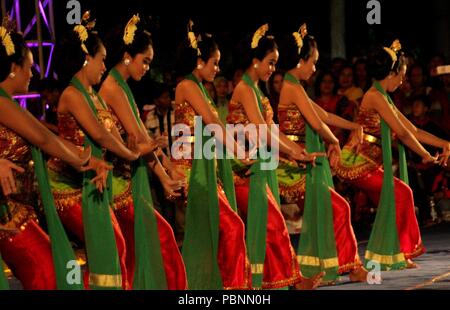 Madiun, Indonésie. 28 juillet, 2018. Un certain nombre de personnes portant des costumes traditionnels montrent l'action d'Beksan Parisuko la danse au centre-ville de Madiun City Crédit : Ajun Ally/Pacific Press/Alamy Live News Banque D'Images