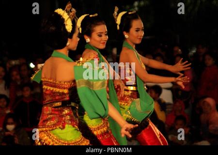 Madiun, Indonésie. 28 juillet, 2018. Un certain nombre de personnes portant des costumes traditionnels montrent l'action d'Beksan Parisuko la danse au centre-ville de Madiun City Crédit : Ajun Ally/Pacific Press/Alamy Live News Banque D'Images