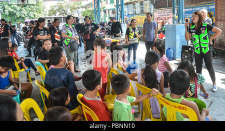 Quezon City, Philippines. 28 juillet, 2018. Les enfants sont assis, de détente et d'écoute lors de l'attente pour les 'bonnes actions riders' pour distribuer de la nourriture pour eux. Crédit : Robert Oswald Alfiler/Pacific Press/Alamy Live News Banque D'Images