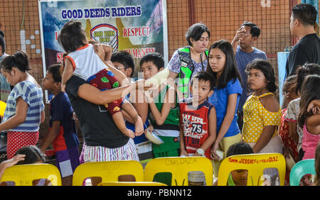 Quezon City, Philippines. 28 juillet, 2018. Les enfants d'attente au cours de l'événement de service communautaire du programme d'alimentation. Crédit : Robert Oswald Alfiler/Pacific Press/Alamy Live News Banque D'Images