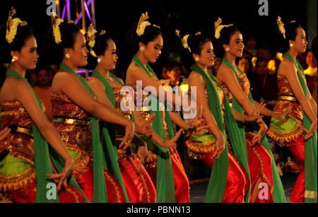 Madiun, Indonésie. 28 juillet, 2018. Un certain nombre de personnes portant des costumes traditionnels montrent l'action d'Beksan Parisuko la danse au centre-ville de Madiun City Crédit : Ajun Ally/Pacific Press/Alamy Live News Banque D'Images