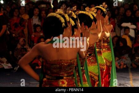 Madiun, Indonésie. 28 juillet, 2018. Un certain nombre de personnes portant des costumes traditionnels montrent l'action d'Beksan Parisuko la danse au centre-ville de Madiun City Crédit : Ajun Ally/Pacific Press/Alamy Live News Banque D'Images