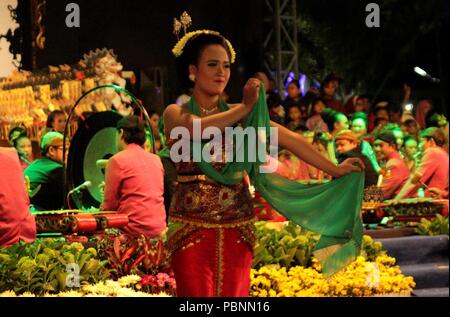 Madiun, Indonésie. 28 juillet, 2018. Un certain nombre de personnes portant des costumes traditionnels montrent l'action d'Beksan Parisuko la danse au centre-ville de Madiun City Crédit : Ajun Ally/Pacific Press/Alamy Live News Banque D'Images