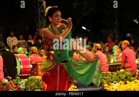 Madiun, Indonésie. 28 juillet, 2018. Un certain nombre de personnes portant des costumes traditionnels montrent l'action d'Beksan Parisuko la danse au centre-ville de Madiun City Crédit : Ajun Ally/Pacific Press/Alamy Live News Banque D'Images