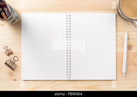 Concept design - Vue de dessus du lot de l'arrêt, comme le noir carnet à spirales et bois portemine…etc sur fond de table en bois pour maquette Banque D'Images