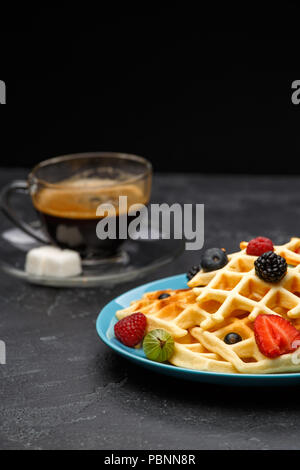 Photo de tasse de café avec des gaufrettes belges avec fraises, framboises Banque D'Images