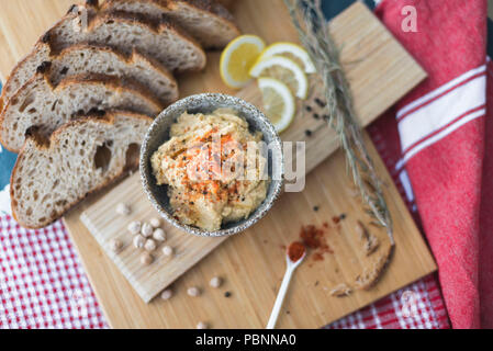 L'hoummos avec farine de pain au levain, de paprika fumé et citron Banque D'Images