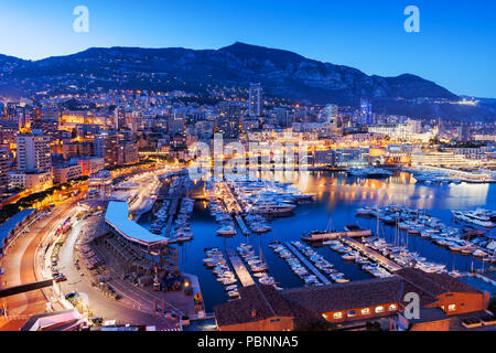 Monaco à blue hour soirée, voir au-dessus de port à Monte Carlo Banque D'Images