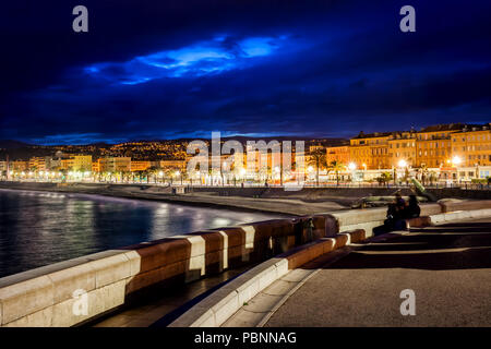 Nuit sur les toits de la ville de Nice en France à partir de la promenade de bord de mer. Banque D'Images