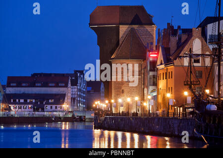 Vieille ville de Gdansk, Pologne la nuit avec la grue de la ville du 15e siècle au bord de la rivière Motlawa. Banque D'Images