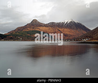 Le Loch Leven et Pap of Glencoe Glencoe Village ci-dessus Banque D'Images