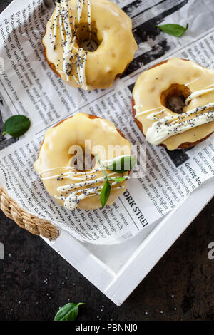 Beignets au citron avec le chocolat blanc et graines de pavot Banque D'Images