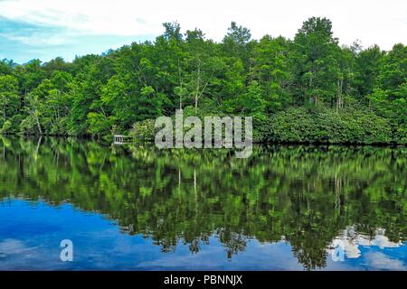 Vue de l'eau pays paysage dans les montagnes Blue Ridge Banque D'Images