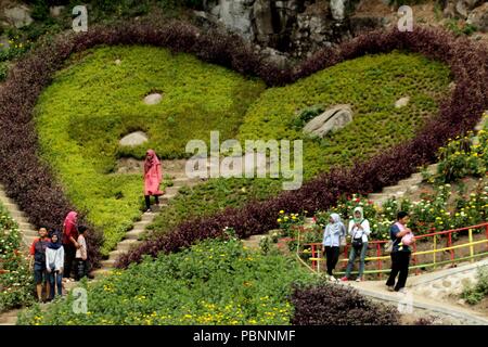 Madiun, Indonésie. 22 juillet, 2018. Vu les habitants jouissent de la vue de l'amour, dans les pentes des montagnes Madiun Willis. Credit : Ajun Ally/Pacific Press/Alamy Live News Banque D'Images