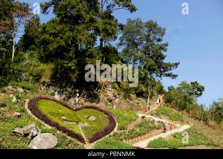 Madiun, Indonésie. 22 juillet, 2018. Vu les habitants jouissent de la vue de l'amour, dans les pentes des montagnes Madiun Willis. Credit : Ajun Ally/Pacific Press/Alamy Live News Banque D'Images