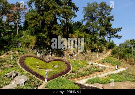 Madiun, Indonésie. 22 juillet, 2018. Vu les habitants jouissent de la vue de l'amour, dans les pentes des montagnes Madiun Willis. Credit : Ajun Ally/Pacific Press/Alamy Live News Banque D'Images