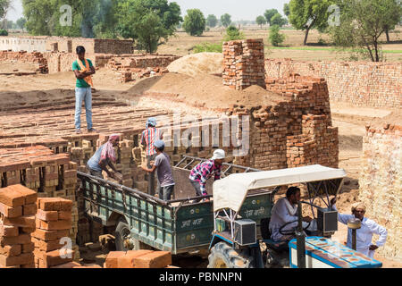 Une briqueterie traditionnelle dans la province de l'Inde. Rajastan Juin 2018 Banque D'Images