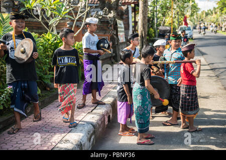 Les enfants prêts à leur parade Barong pendant le festival de Galungan balinais. Banque D'Images