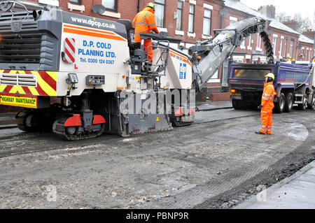 Prendre la route avec vieux meubles froid avant l'aménagement d'une nouvelle aire de l'asphalte Banque D'Images