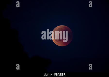 Éclipse lunaire totale, Lune de sang 07/27/2018 23:06 Hammarskog d'Uppsala, Suède. "La lune n'a pas de lumière de ses propres-elle brille parce que sa Banque D'Images