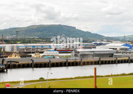 BELFAST, NI - 14 juillet 2016 : Docks du Titanic Quarter, l'Irlande du Nord. Port de Belfast, connu comme l'île de la Reine jusqu'à 1995 Banque D'Images