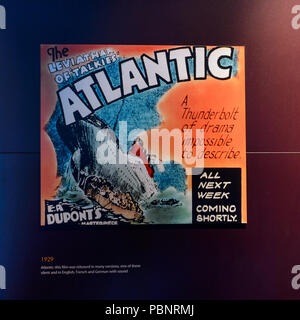 BELFAST, NI - 14 juillet 2016 : Titanic affiche dans le Titanic Belfast, principale attraction dédiée à la RMS Tinanic, un navire qui a coulé en frappant un ic Banque D'Images