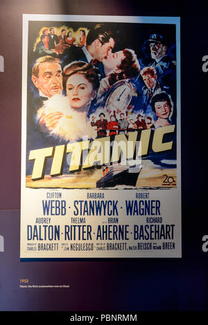 BELFAST, NI - 14 juillet 2016 : affiche de film Titanic, dans le Titanic Belfast, principale attraction dédiée à la RMS Tinanic, un navire qui a coulé par hitti Banque D'Images