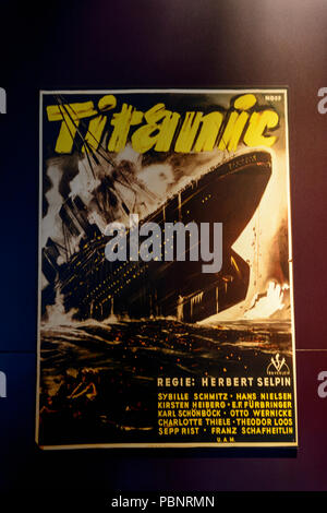 BELFAST, NI - 14 juillet 2016 : affiche de film Titanic, dans le Titanic Belfast, principale attraction dédiée à la RMS Tinanic, un navire qui a coulé par hitti Banque D'Images