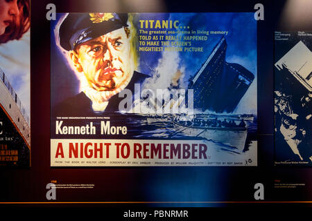BELFAST, NI - 14 juillet 2016 : affiche de film Titanic, dans le Titanic Belfast, principale attraction dédiée à la RMS Tinanic, un navire qui a coulé par hitti Banque D'Images