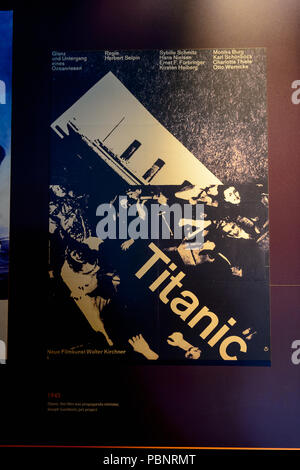 BELFAST, NI - 14 juillet 2016 : affiche de film Titanic, dans le Titanic Belfast, principale attraction dédiée à la RMS Tinanic, un navire qui a coulé par hitti Banque D'Images