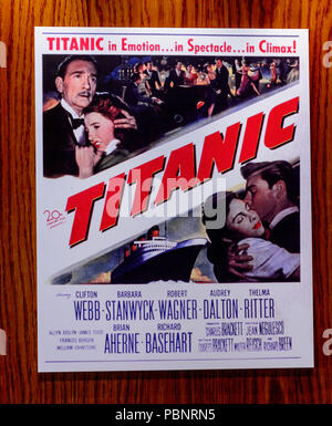 BELFAST, NI - 14 juillet 2016 : Titanic affiche dans le Titanic Belfast, principale attraction dédiée à la RMS Tinanic, un navire qui a coulé en frappant un ic Banque D'Images