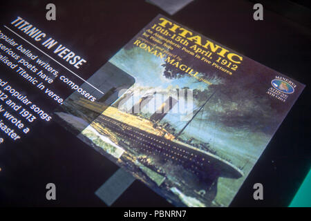 BELFAST, NI - 14 juillet 2016 : Titanic affiche dans le Titanic Belfast, principale attraction dédiée à la RMS Tinanic, un navire qui a coulé en frappant un ic Banque D'Images
