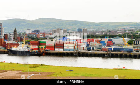 BELFAST, NI - 14 juillet 2016 : Docks du Titanic Quarter, l'Irlande du Nord. Port de Belfast, connu comme l'île de la Reine jusqu'à 1995 Banque D'Images