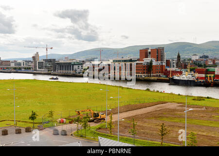 BELFAST, NI - 14 juillet 2016 : Docks du Titanic Quarter, l'Irlande du Nord. Port de Belfast, connu comme l'île de la Reine jusqu'à 1995 Banque D'Images