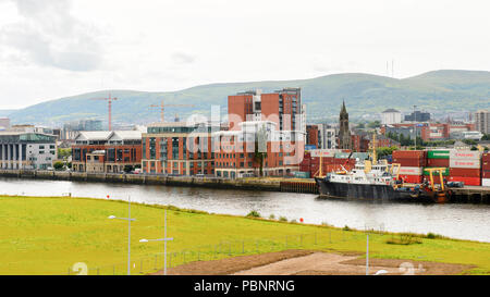 BELFAST, NI - 14 juillet 2016 : Docks du Titanic Quarter, l'Irlande du Nord. Port de Belfast, connu comme l'île de la Reine jusqu'à 1995 Banque D'Images