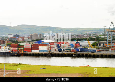 BELFAST, NI - 14 juillet 2016 : Docks du Titanic Quarter, l'Irlande du Nord. Port de Belfast, connu comme l'île de la Reine jusqu'à 1995 Banque D'Images