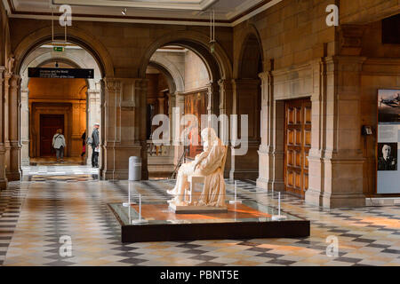 GLASGOW, ÉCOSSE - 16 juillet 2016 : Intérieur de la Kelvingrove Art Gallery and Museum, Argyle Street, Glasgow. C'est une attraction populaire pour les touri Banque D'Images