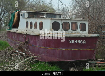 Vieux bateau cassé abandonné au bord de la rivière Banque D'Images