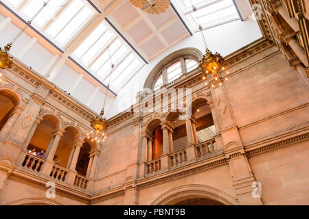 GLASGOW, ÉCOSSE - 16 juillet 2016 : Intérieur de la Kelvingrove Art Gallery and Museum, Argyle Street, Glasgow. C'est une attraction populaire pour les touri Banque D'Images