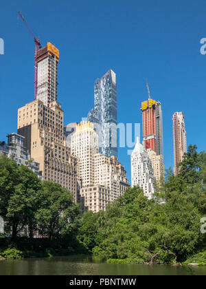 Gratte-ciel le long de Central Park South. Aussi connu comme Billionaries Ligne dans la ville de New York. Banque D'Images