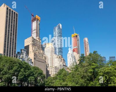Gratte-ciel le long de Central Park South. Aussi connu comme Billionaries Ligne dans la ville de New York. Banque D'Images