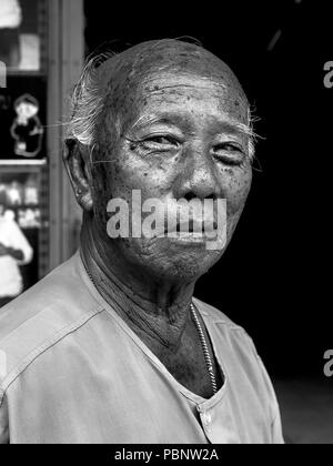 Portrait noir et blanc d'un homme asiatique âgé, Photographie noir et blanc Banque D'Images