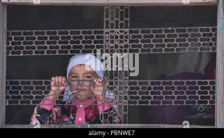 Fille dans la fenêtre, Sary Mogul Bazar, Kirghizistan Banque D'Images