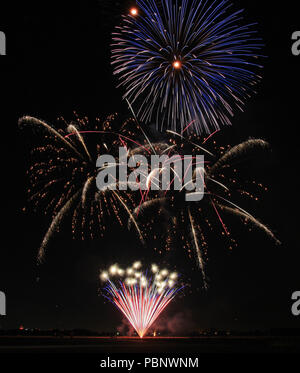 Peinture d'artifice le ciel au dessus de la base de la formation de forces interarmées, Los Alamitos, Californie, le 4 juillet 2018. Les partenaires d'installation avec les communautés locales pour présenter le 4 juillet annuel de la communauté d'artifice spectaculaire. Les presque 5 heures et les fournisseurs recommandés affiche militaire, des représentations musicales, et a abouti à un spectacle de 25 minutes de jeu de la musique patriotique. (U.S. Photo de la Garde nationale aérienne Aviateur Senior Housman Crystal) Banque D'Images