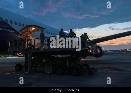 La Garde nationale de l'Armée de la Géorgie de la Marietta, GA, 1er bataillon du 171e, base Aviation Regiment fin du chargement de l'équipement à Dobbins Air Reserve Base, Ga, le 27 juillet 2018. L'unité se rendra à Tbilissi, en République de Géorgie à participer à 18 Partenaire Noble. Photo de l'Armée américaine par le sergent. R.J. Lannom Jr Banque D'Images