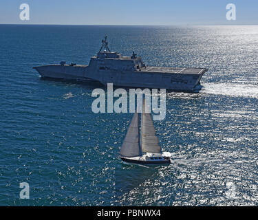 180620-N-VV532-357 OCÉAN PACIFIQUE (26 juin 2018), USS Montgomery (LCS) de 8 transits de la base navale de San Diego à l'océan Pacifique pour mener des opérations de routine et de la formation. Littoral de navires de combat sont la grande vitesse, agilité, leur faible tirant d'eau, axée sur la mission de combat de surface conçu pour des opérations dans l'environnement littoral, encore pleinement capable d'ouvrir les opérations de l'océan. Dans le cadre de la flotte de surface, LCS a la capacité de parer et de devancer l'évolution des menaces de façon indépendante ou au sein d'un réseau de combat de surface. (U.S. Photo gracieuseté de la marine Photographie/Muckley libéré) Banque D'Images