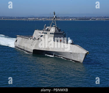 180620-N-VV532-339 OCÉAN PACIFIQUE (26 juin 2018), USS Montgomery (LCS) de 8 transits de la base navale de San Diego à l'océan Pacifique pour mener des opérations de routine et de la formation. Littoral de navires de combat sont la grande vitesse, agilité, leur faible tirant d'eau, axée sur la mission de combat de surface conçu pour des opérations dans l'environnement littoral, encore pleinement capable d'ouvrir les opérations de l'océan. Dans le cadre de la flotte de surface, LCS a la capacité de parer et de devancer l'évolution des menaces de façon indépendante ou au sein d'un réseau de combat de surface. (U.S. Photo gracieuseté de la marine Photographie/Muckley libéré) Banque D'Images