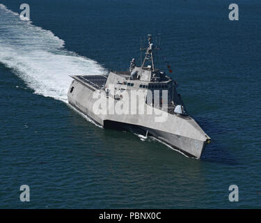 180620-N-VV532-223 OCÉAN PACIFIQUE (26 juin 2018), USS Montgomery (LCS) de 8 transits de la base navale de San Diego à l'océan Pacifique pour mener des opérations de routine et de la formation. Littoral de navires de combat sont la grande vitesse, agilité, leur faible tirant d'eau, axée sur la mission de combat de surface conçu pour des opérations dans l'environnement littoral, encore pleinement capable d'ouvrir les opérations de l'océan. Dans le cadre de la flotte de surface, LCS a la capacité de parer et de devancer l'évolution des menaces de façon indépendante ou au sein d'un réseau de combat de surface. (U.S. Photo gracieuseté de la marine Photographie/Muckley libéré) Banque D'Images