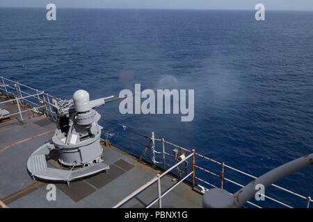 180727-N-GX781-0142 mer des Caraïbes (27 juillet 2018) Le Island-Class Whidbey Landing Ship Dock USS Gunston Hall (LSD 44) déclenche un MK 38 25mm lors d'un exercice de tir réel. Le navire est en déploiement des Mers du Sud, qui est un déploiement de collaboration annuel dans le U.S. Southern Command zone de responsabilité où un groupe se déployer pour effectuer une variété d'exercices et échanges multinationales d'accroître l'interopérabilité, d'accroître la stabilité régionale, et de construire et maintenir des relations régionales avec les pays de la région par des multinationales, et interagences exchan Banque D'Images