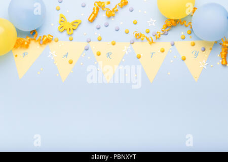 Anniversaire party background border avec baloons et confettis, sur la surface bleue with copy space Banque D'Images